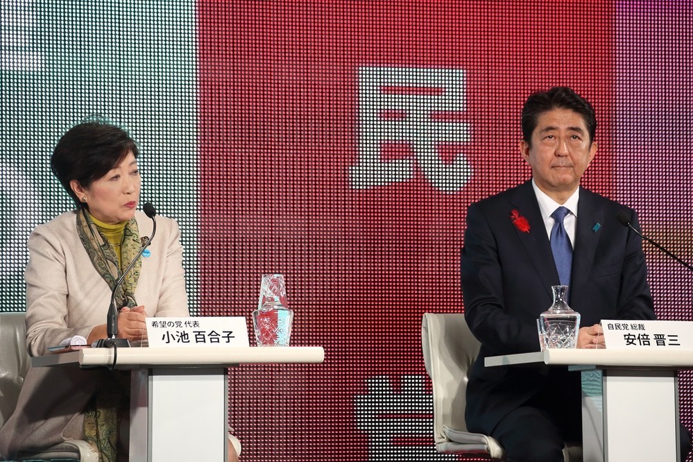 東京都の小池百合子知事（希望の党代表、左）は安倍晋三首相（自民党総裁、右）に3回にわたって質問した