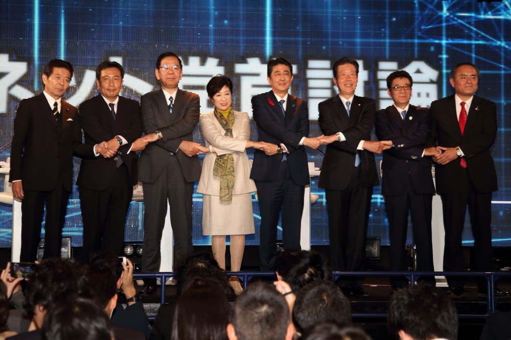 討論会には与野党8党の党首が出席。ちゅうちょする声はあったものの、結局は全員が手をつないで写真に収まった