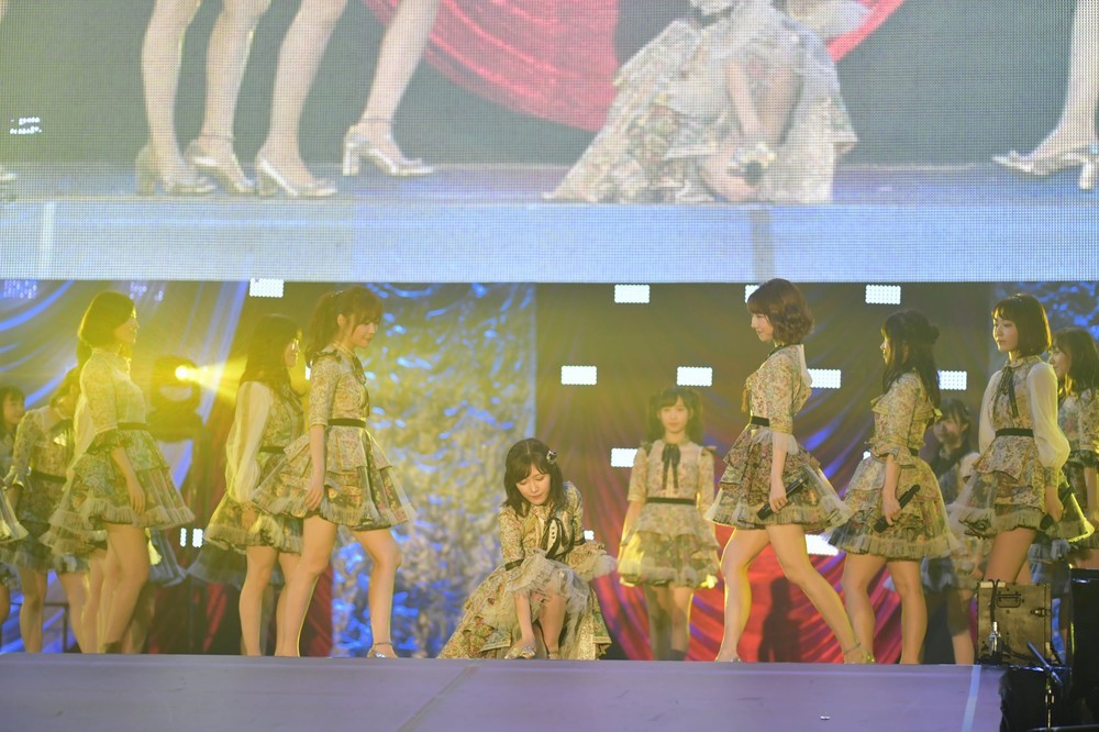 渡辺麻友さんの卒業シングル「11月のアンクレット」（11月22日発売）は、曲の最後でステージにマイクを置く演出を取り入れた　（c）AKS