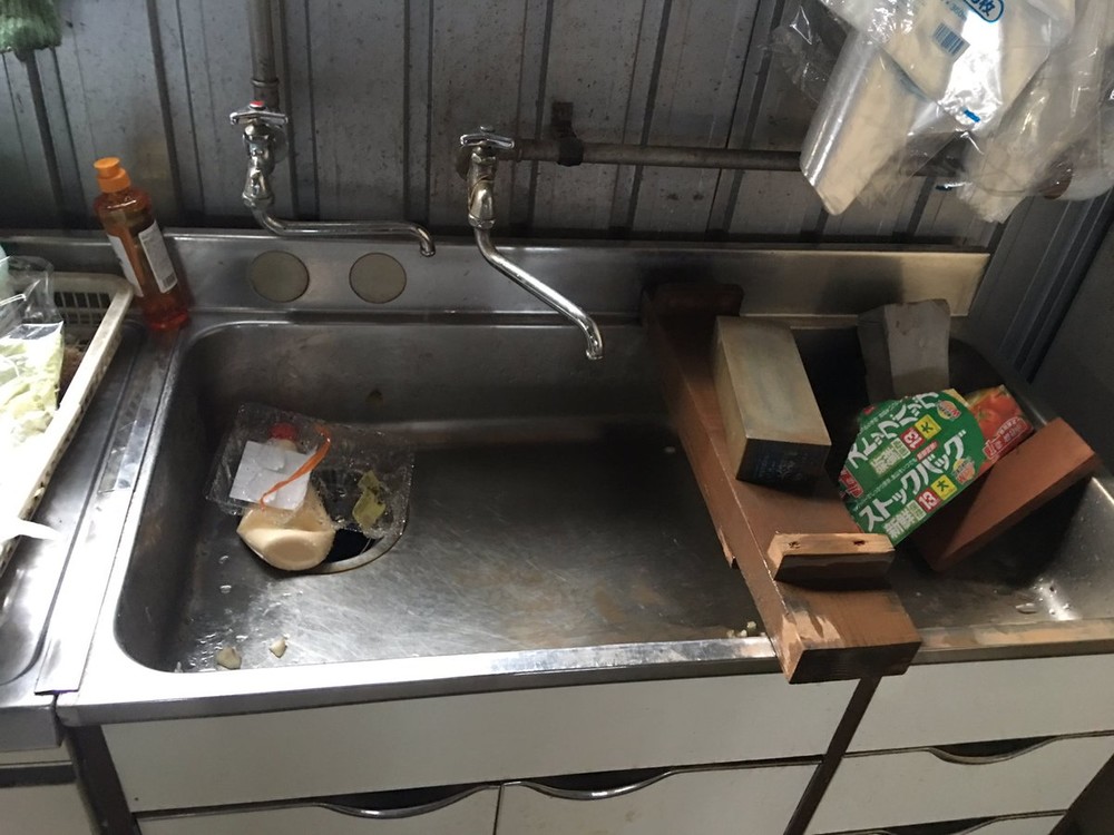 中身の入ったマヨネーズがシンクに放置されている。画像はまるこ（＠badminton523）さん提供