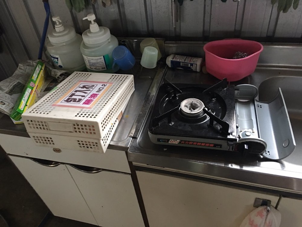 カセットコンロなどの調理機材もそのまま…。画像はまるこ（＠badminton523）さん提供