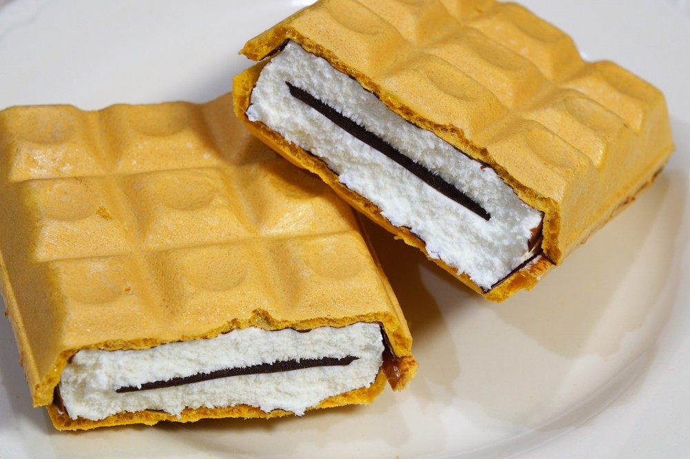  大阪のスーパーで鮮魚売り場に「大量のアイスモナカ」！　店に聞くと「発注ミス」は否定され......