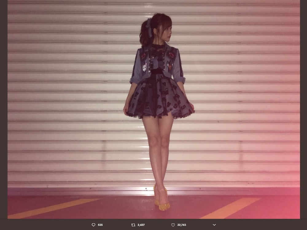 きゃりーぱみゅぱみゅさんも絶賛の指原莉乃さんの美脚（画像は指原莉乃さんのツイッターより）