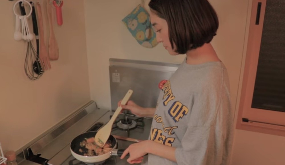 厚揚げをつつくCMのシーン