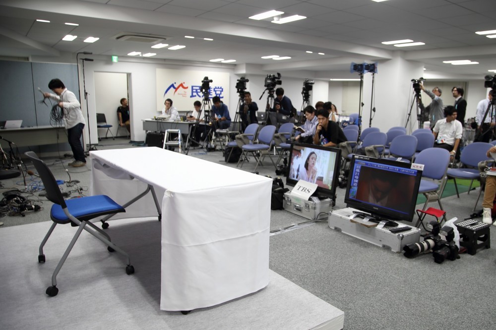 20時前の会見場の様子。報道陣の数もまばらだ