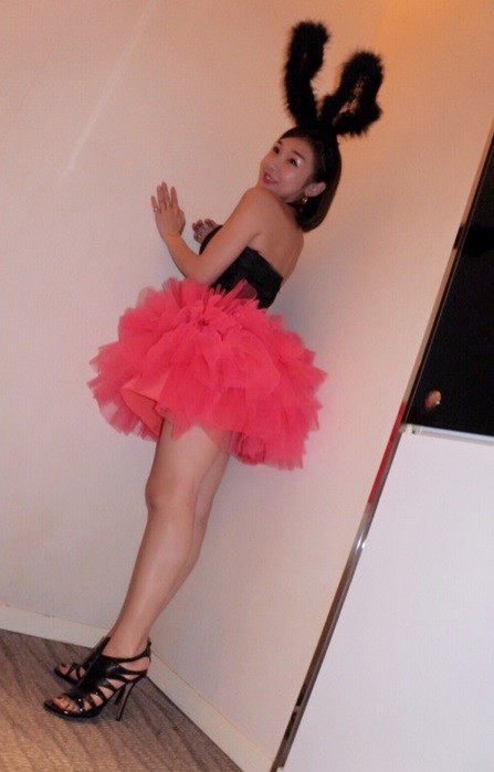 足、背中を大胆に見せた全身ショット（画像は公式ブログに投稿された1枚のスクリーンショット）