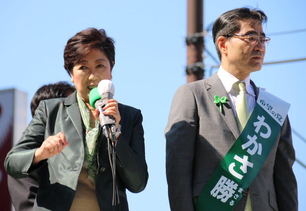 小池代表（左）は衆院選公示日から東京10区の若狭氏の応援に入った（2017年10月10日撮影）