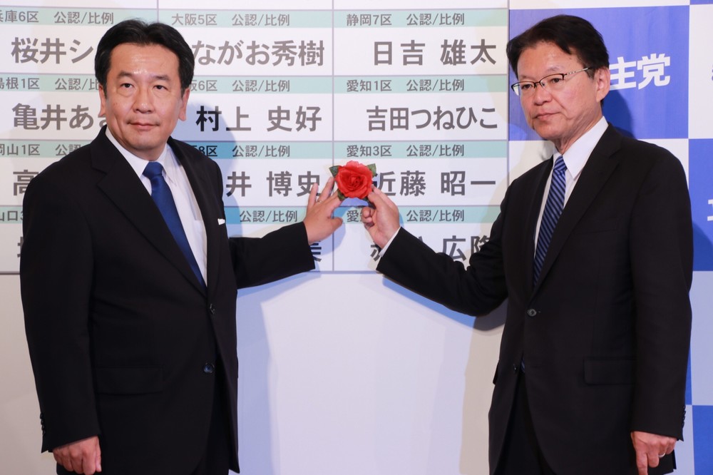 立憲民主党は衆院で野党第1党に躍り出た（左側が「花付け」する枝野幸男代表）