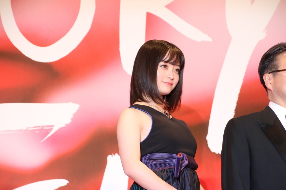 腕を大胆に出した橋本環奈さん