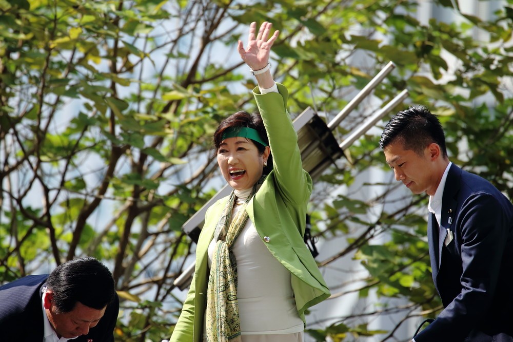 小池流「CO2ゼロ」計画、さっそくネタ　「都民は呼吸禁止へ」「光合成するしかない」