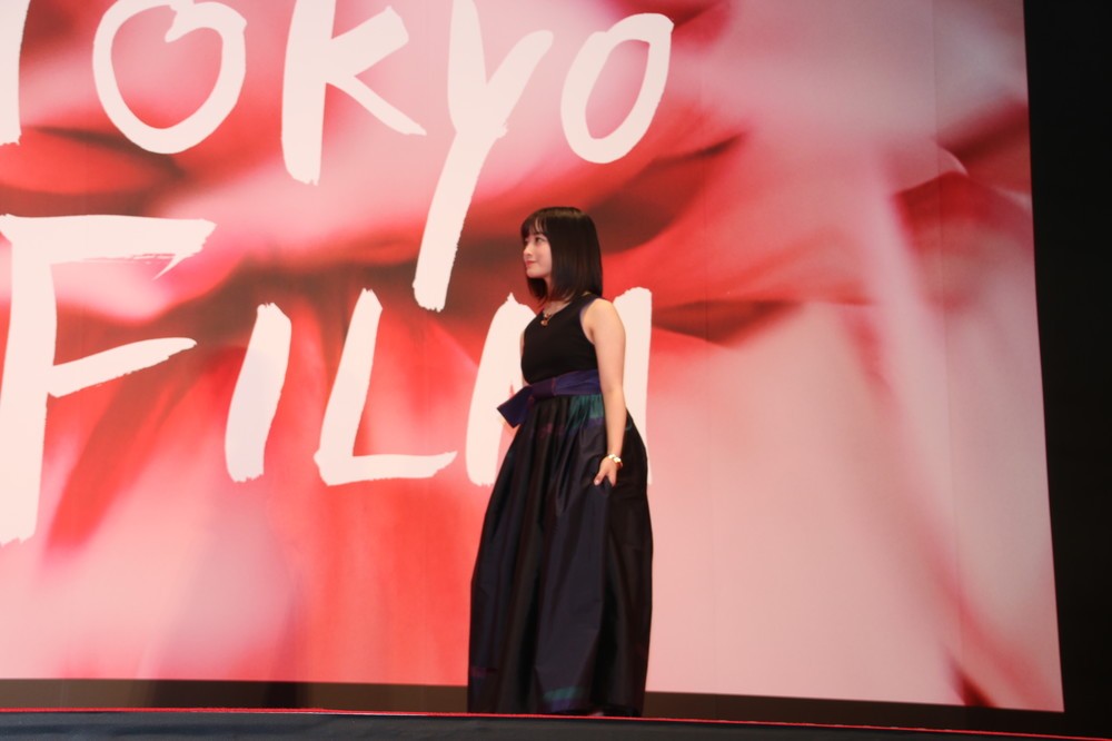 黒いドレスで登場