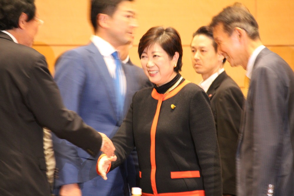 両院懇談会の会場入場時には、当選議員らと笑顔で握手する場面もあった