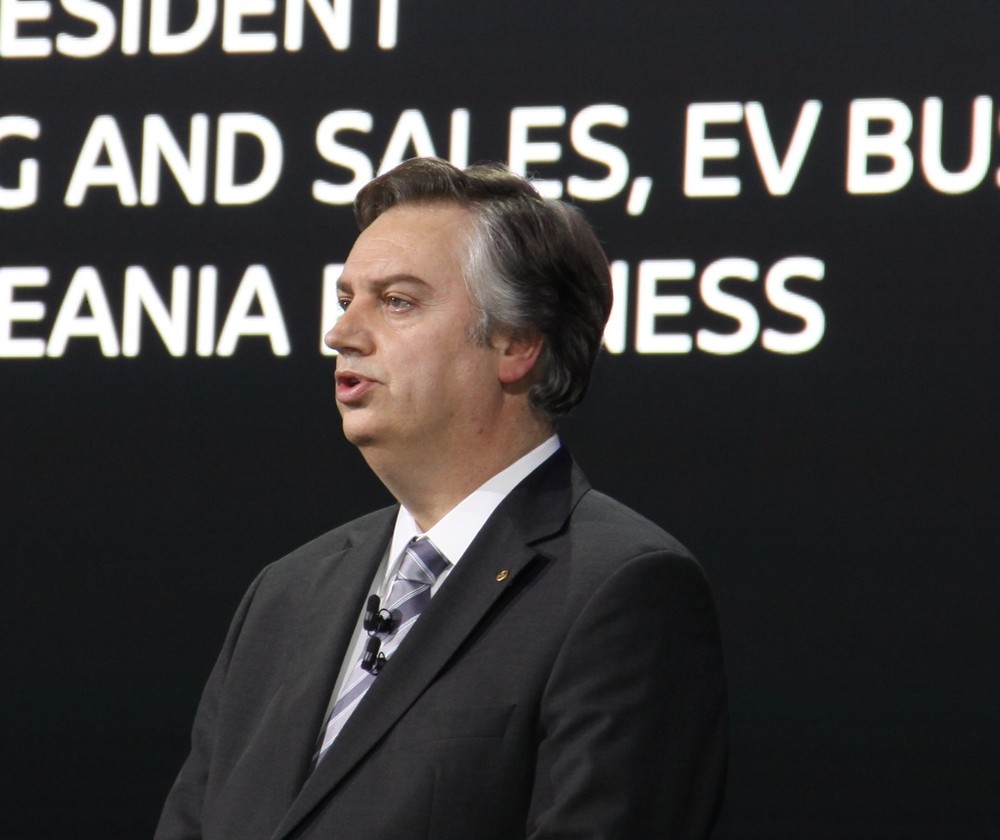 日産のプレゼンは謝罪で始まった　東京モーターショーで「NISSAN IMx」お披露目