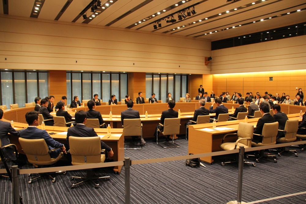 希望の党の両院議員懇談会では小池百合子代表の辞任を求める声が複数出た（写真は2017年10月25日の同懇談会冒頭部分の様子）
