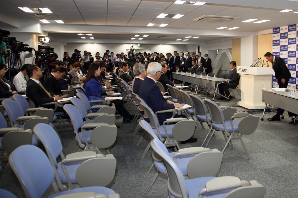 空席が目立つ民進党の両院議員総会。前原誠司代表（壇上、写真右）が頭を下げて陳謝した