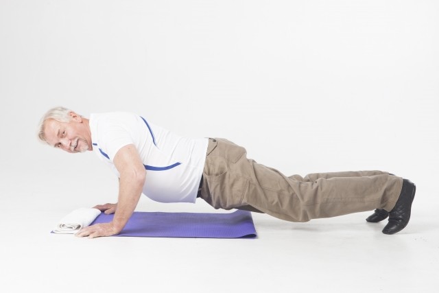 つえナシで歩き、女性のお尻もタッチ！　元気すぎ100歳を支える食事とは