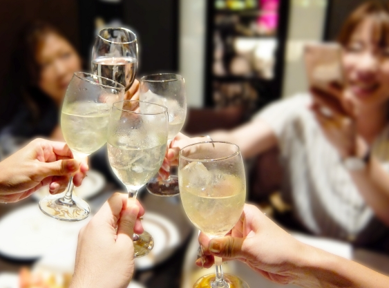 「ほどほどの酒」はやっぱり長生き！　家の晩酌より飲み会が健康にいい理由