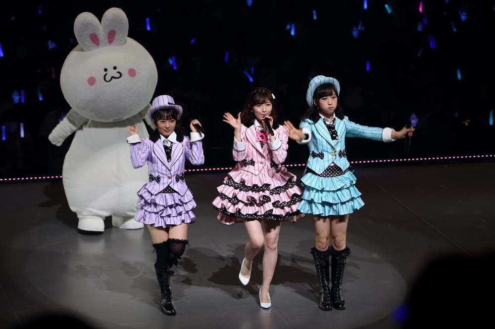 渡辺麻友さんは「若手選抜」に期待を寄せる。左から向井地美音さん、渡辺さん、小栗有以さん
