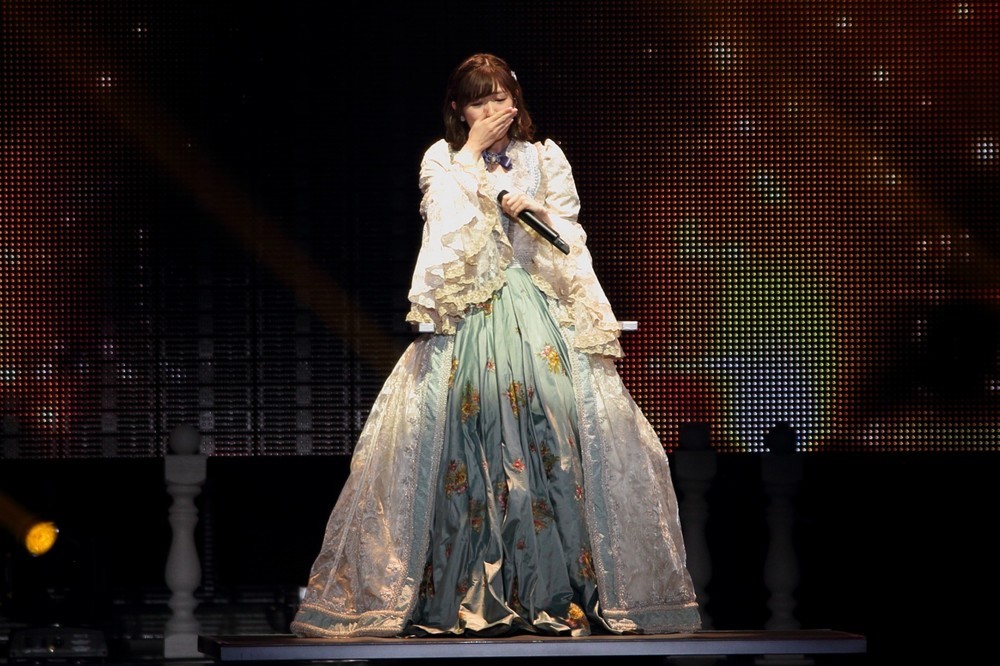 渡辺麻友さんは1曲目の「初日」から涙を見せた
