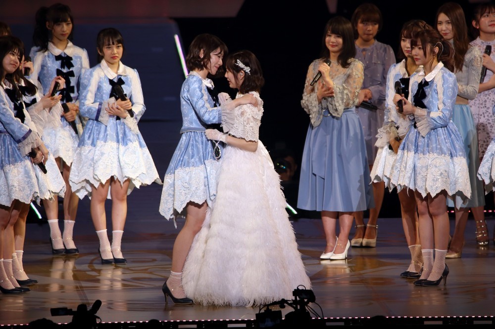 渡辺麻友さん（右）は同期の柏木由紀さん（左）と涙を流しながら抱き合った
