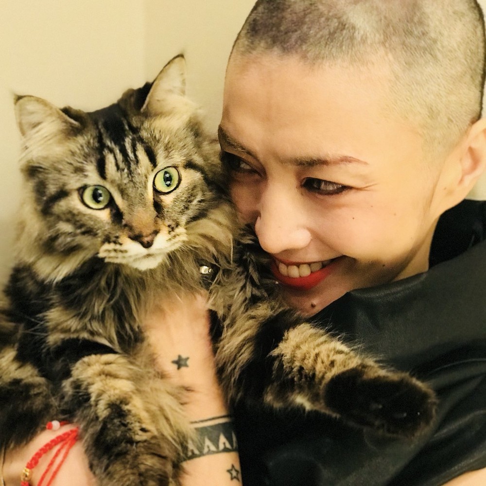 青白い地肌が見えるほど短く刈られている