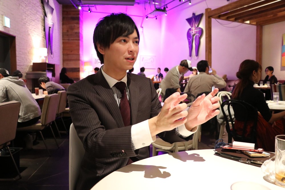 取材に答える井上さん
