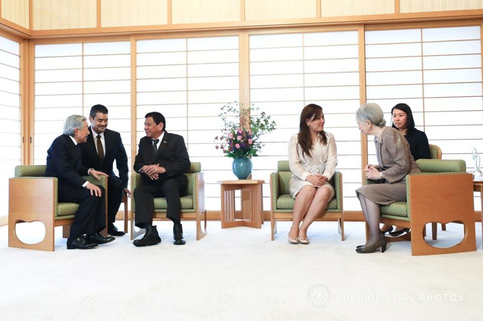 両陛下との会見は約25分間にわたって行われた（写真はフィリピン政府のフェイスブックから）