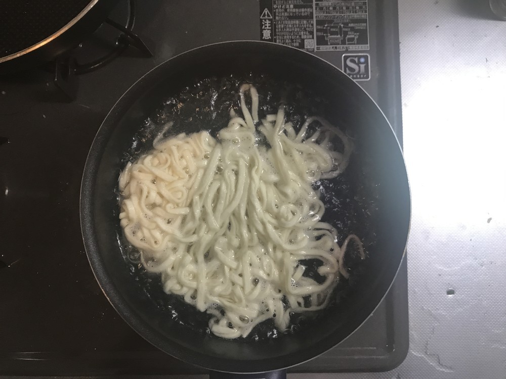まずは麺だけを茹でる（カップにそのまま湯を入れる調理法でも問題ないようだ）