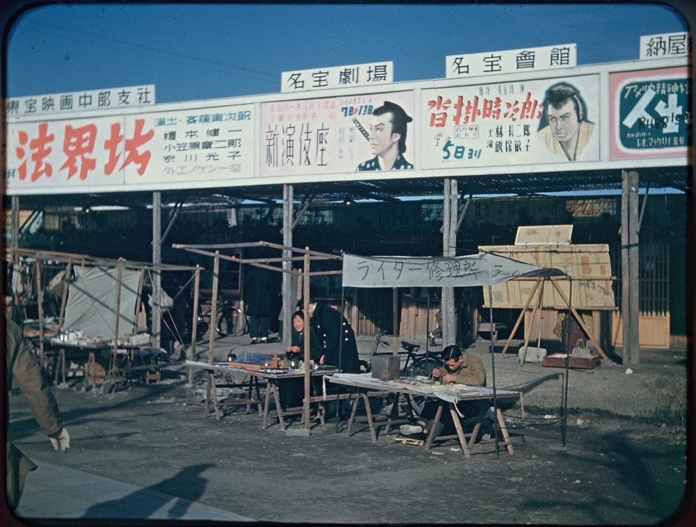 1946年～47年の愛知県内で撮影された写真。露店の後方には、映画や演劇の広告が見える（以下、写真はいずれも国立国会図書館デジタルコレクションの「モージャー氏撮影写真資料」より）