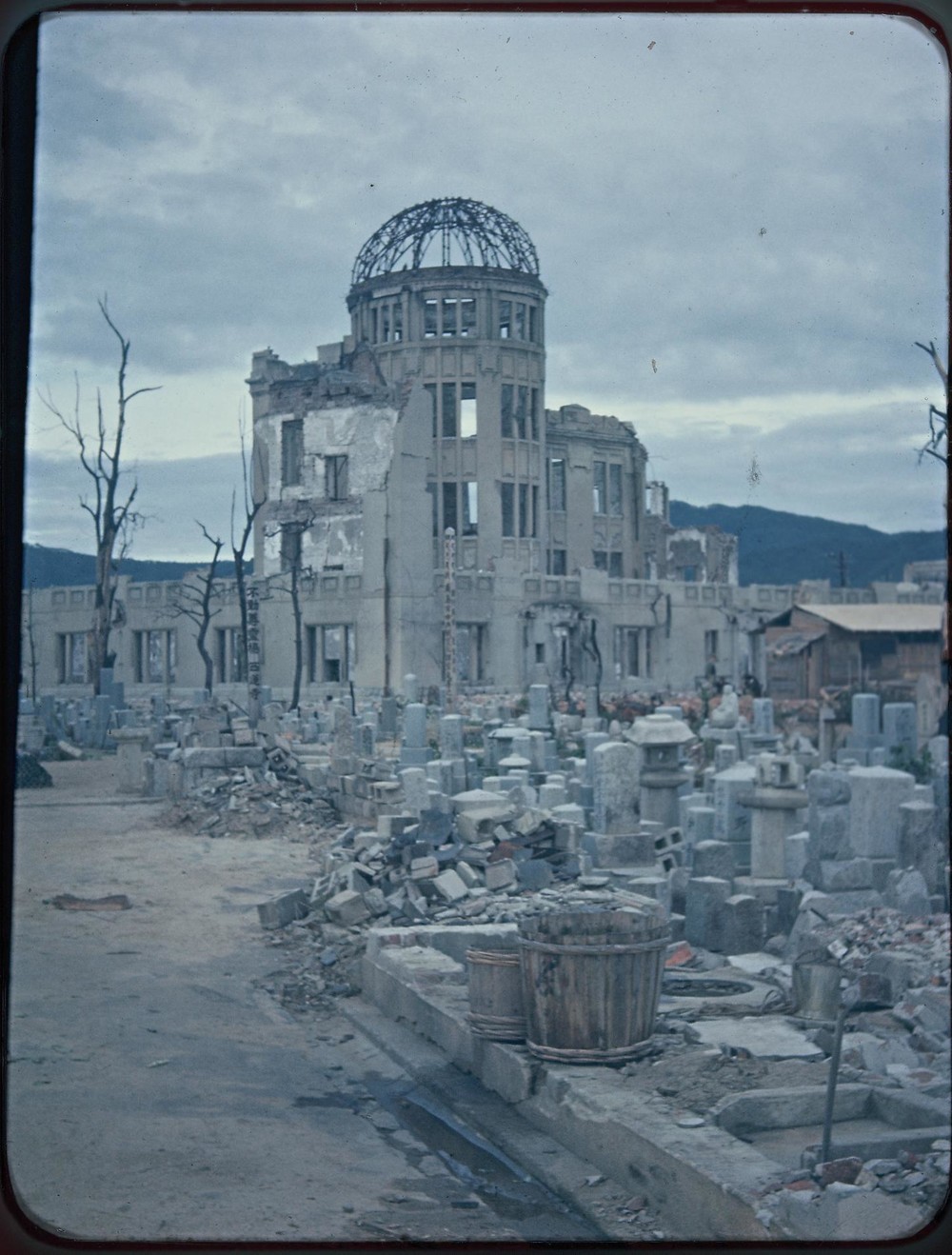 原爆ドーム。周囲には墓地が広がっていた
