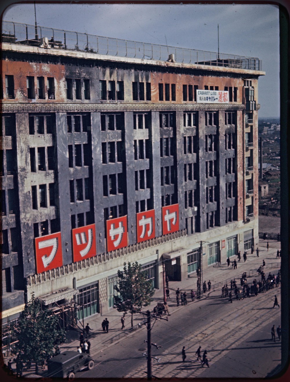 名古屋の松坂屋。焼けた壁が痛々しい
