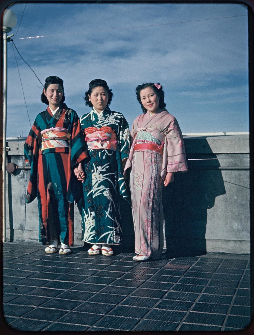 女性たち。着物写真の鮮やかさは、白黒写真では伝わらない。中央の女性の髪形は、当時流行のスタイル。サザエさんの髪型もこれが元ネタだ
