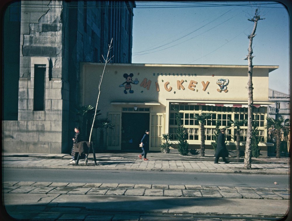 愛知県内の飲食店。ミッキーマウスなどが描かれている
