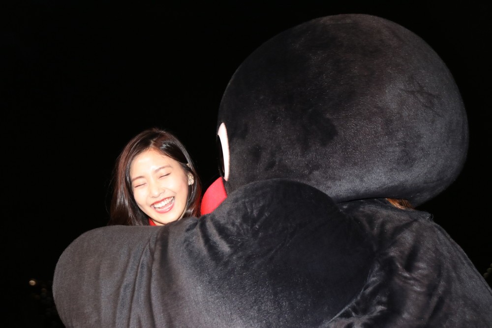 ピングーとハグし笑顔で喜ぶ佐野さん