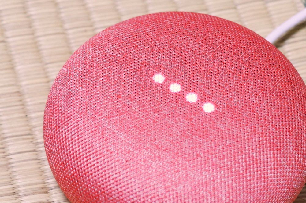 「OK Google」と呼びかけると、上部が光る