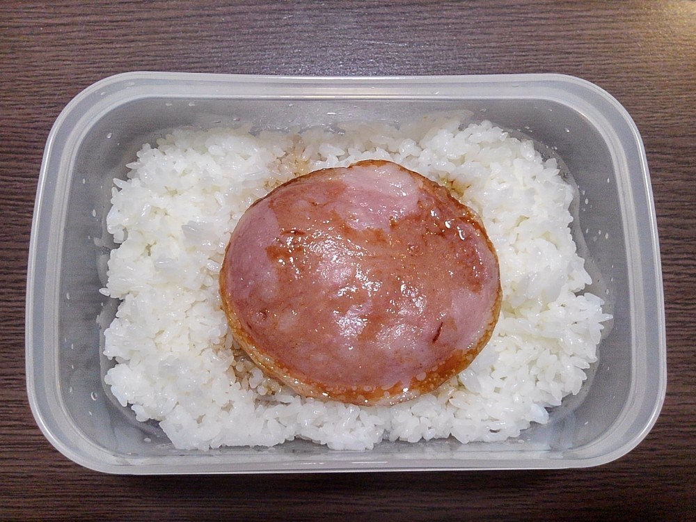 おかずはハムだけ！「ハードコア弁当」話題に（画像はホイップ坊やさんのツイッターより）