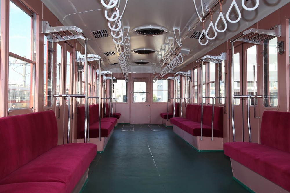 1958年の「初期仕様」に再現された車内。96年の引退時の車両と比べてドアの窓が大きく、網棚のスペースが少ない
