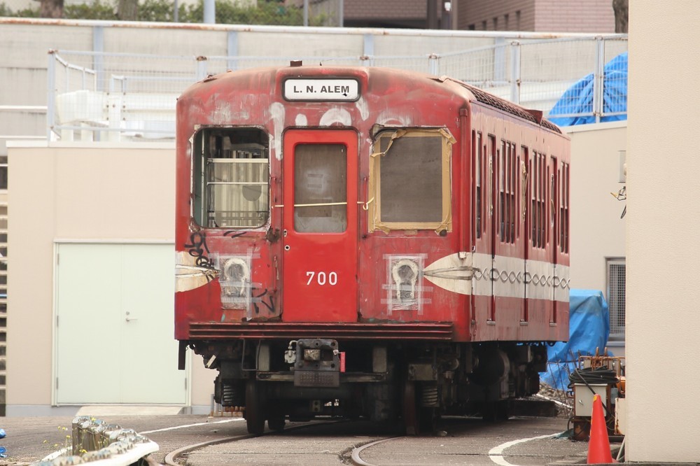 車両基地内に留置されていた部品取り用の車両。修復前はこんな状態だった
