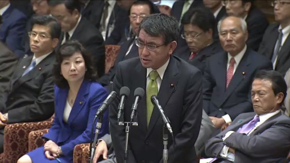 河野外相、共同記事を一部否定　「同性パートナー」への答弁めぐり