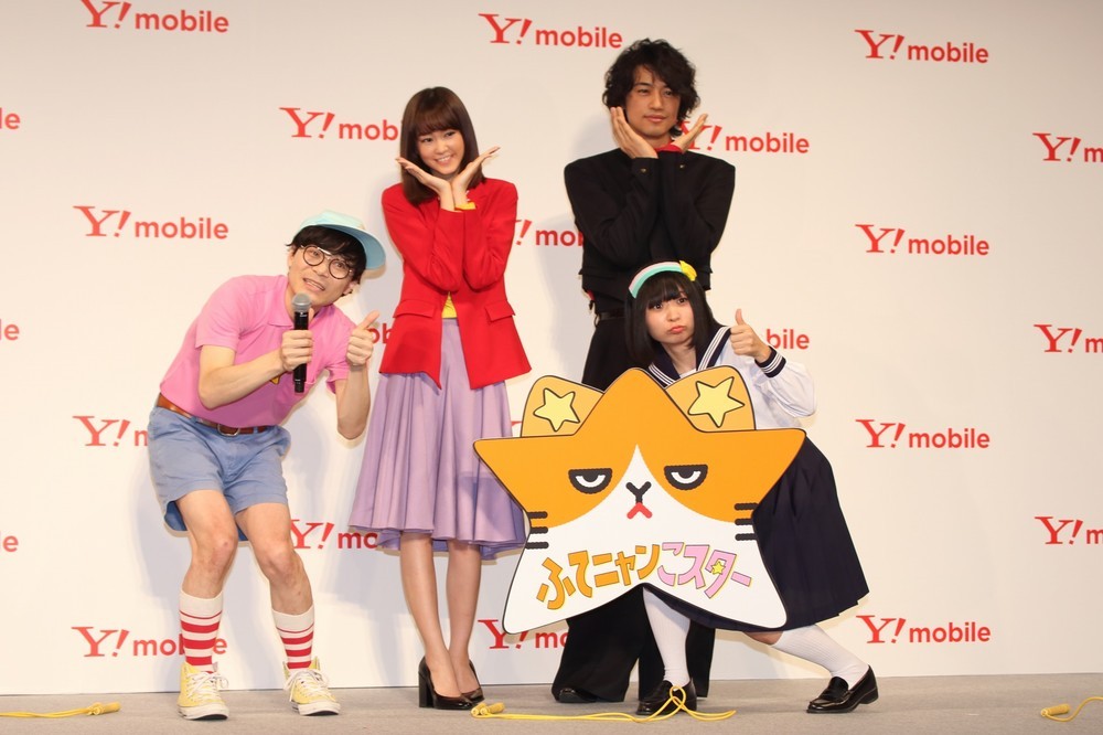 左からスーパー3助さん、桐谷美玲さん、斎藤工さん、アンゴラ村長さん。にゃんこスターは初のCM出演を果たした