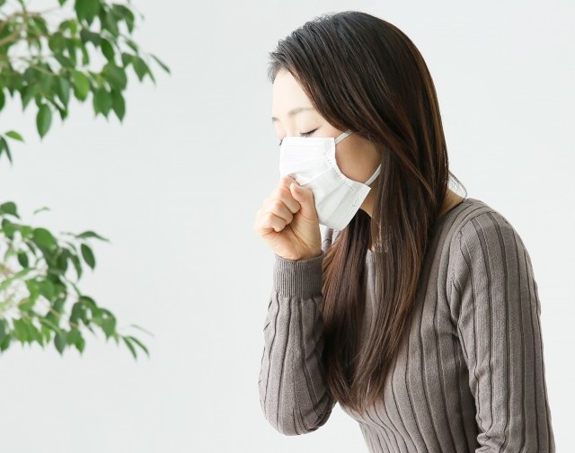 微熱に軽いせき、命にかかわる肺炎の兆候かも　風邪との見分け方は