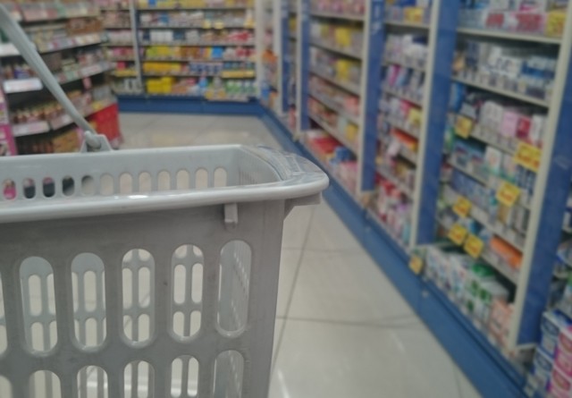 外食は値上げ、小売は値下げ　「正反対の対応」のワケ