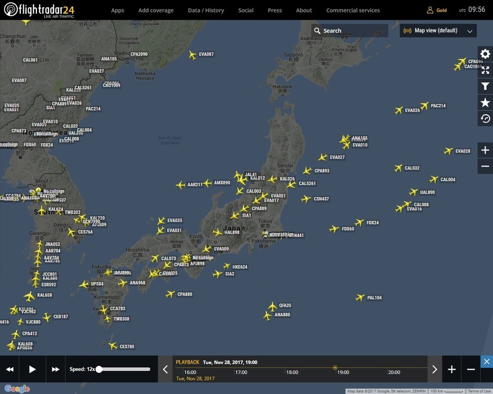 ミサイルが日本海に着水する直前の11月29日4時頃の様子（写真は航空機の位置を表示するウェブサイト「フライトレーダー24」）から。大韓航空や日本航空機が日本海を飛んでいた