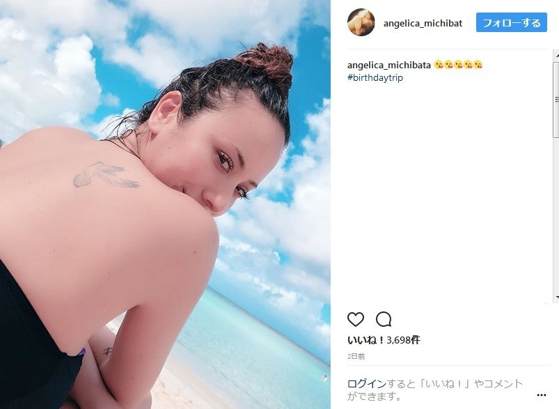 背中を大胆に見せたタトゥーショット（画像は公式インスタグラムのスクリーンショット）