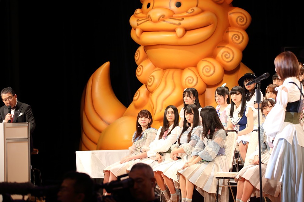 司会の徳光和夫さんを向いて自らの1位を「予言」するHKT48の宮脇咲良さん（2017年6月撮影）