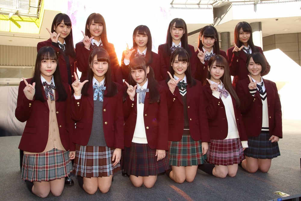 2枚目のシングル曲「僕らの制服クリスマス」を発売した「＝LOVE」（イコールラブ）。後列左から3番目がリーダーに就任した山本杏奈さん。センターの高松さんは前列右から3番目だ