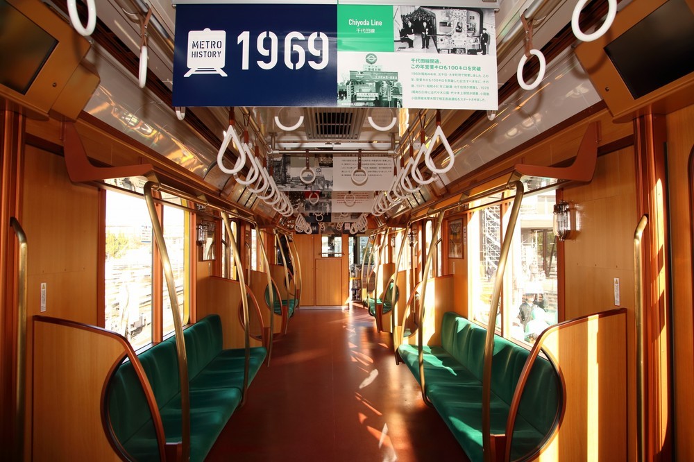 銀座線1000系特別仕様車。内装は木目調で、90年前の開業時をイメージした