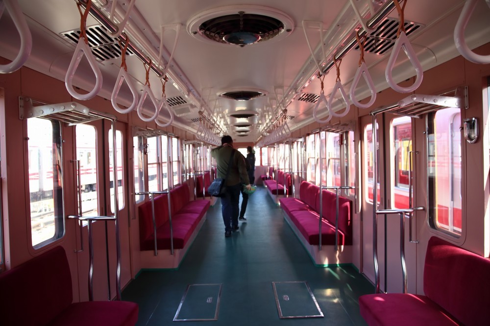 丸ノ内線500形の内装。1958年の登場時を再現した。