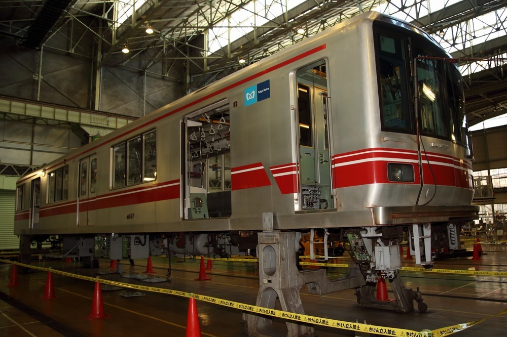 整備工場も公開。台車が取り外されている