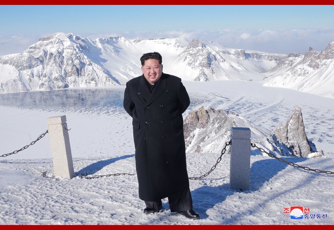 朝鮮中央通信が配信した写真。コートは薄手で、革靴はピカピカだ